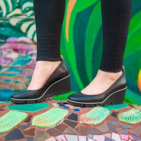 Betabrand All Weather 2.5" Wedge Slip-On Shoes Waterproof Onyx Black Leather - Picture 1 of 12